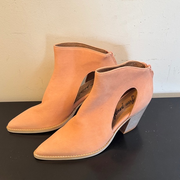 LIKE NEW Free People Coral Ankle Booties. Leather Cutout Pointed-Toe - Picture 3 of 11